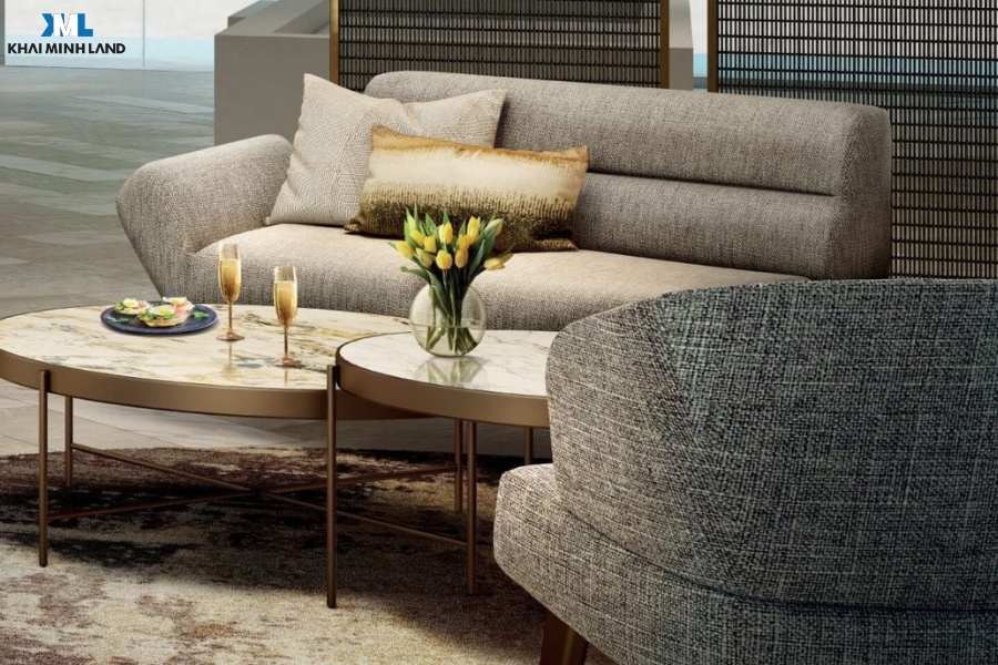 Trang bị ghế sofa êm ái, bàn tròn uống trà